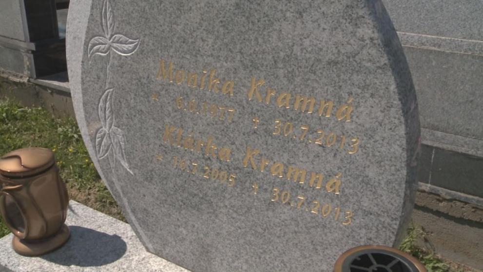 Dva hroby Klárky a Moniky Kramných - 10