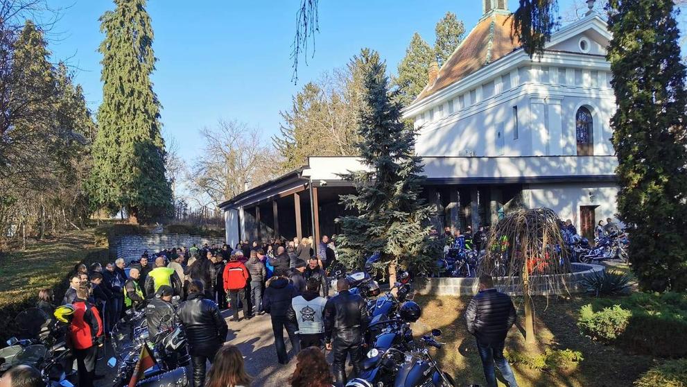Motorkáři uctili památku Tomáše, který zemřel při čištění septiku - 3