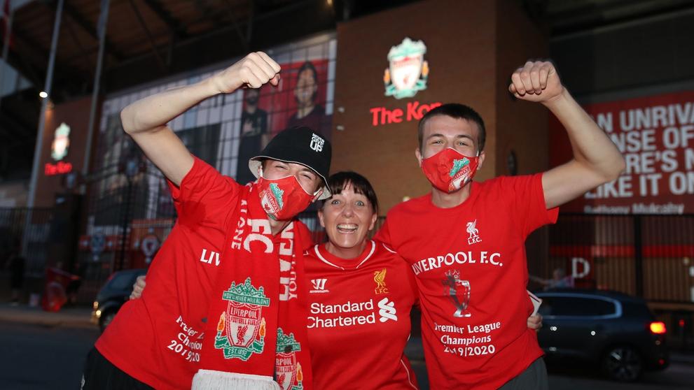 Slavící fanoušci Liverpoolu