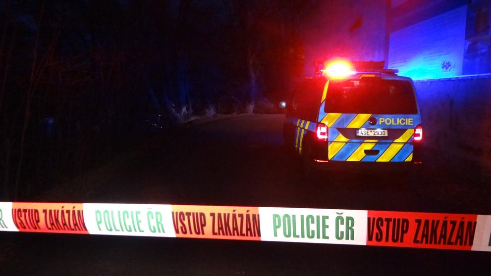 Hasiči vytáhli auto jeřábem, tělo ohledal koroner v policejním stanu