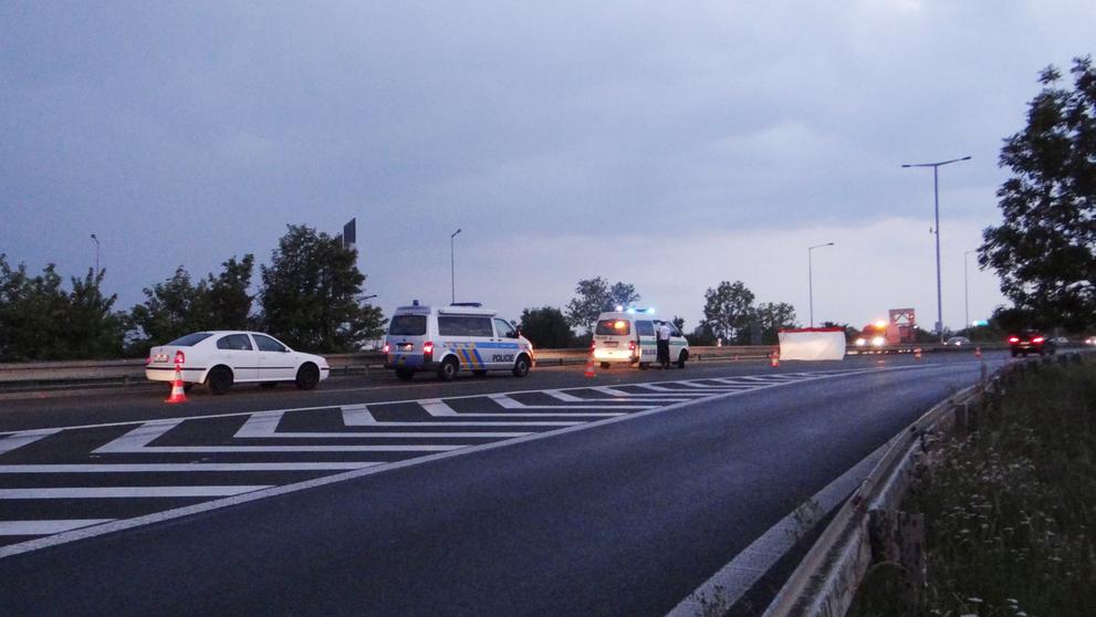 Náraz odhodil ženu do protisměru, hasiči místo s ostatky ohradili plachtou