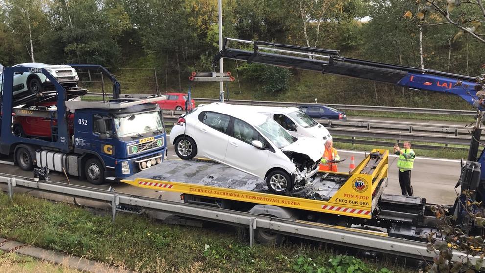 Pád vozidla z nákladního automobilu na Pražském okruhu - 3