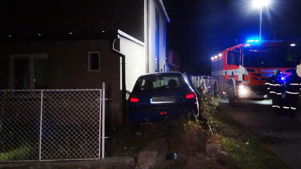 Rozbité auto skončilo v zahradě, řidič letěl do nemocnice vrtulníkem