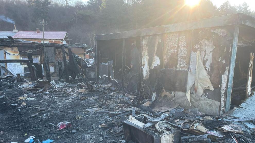 Požár ve Veľkom Šariši Hasičský a záchranný zbor (2)