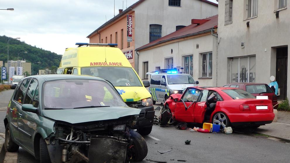 Vážná nehoda dvou aut v Náchodě - 3