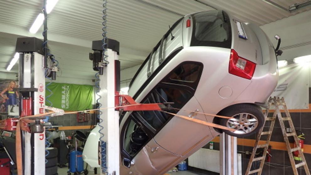 Nehoda v autoservisu
