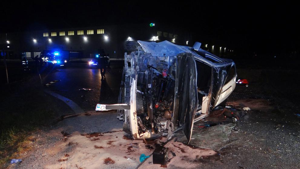 Auto přelétlo desítky metrů přes kruhový objezd a po dopadu začalo hořet