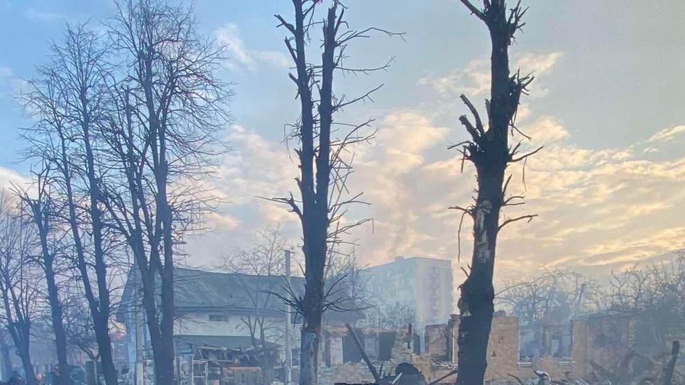 Vrak na ulici v Buči
