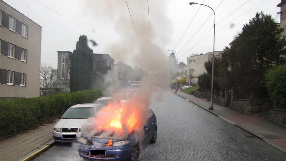 Řidičce začalo ve Zlíně hořet auto za jízdy