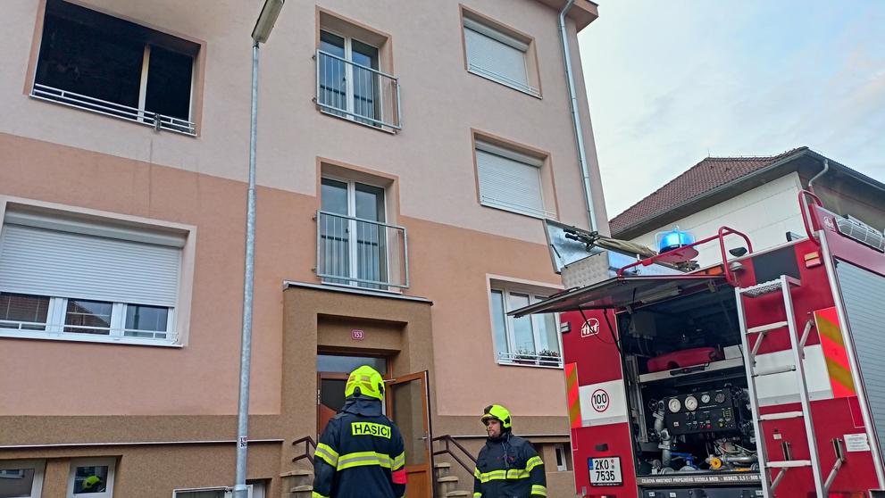 Požár bytového domu v Březové (3)
