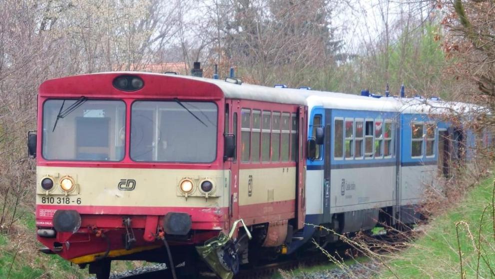 Vlak smetl na přejezdu auto - 2