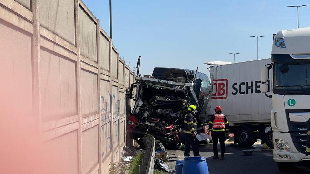 Nehoda kamionů na dálnici D1 (6)