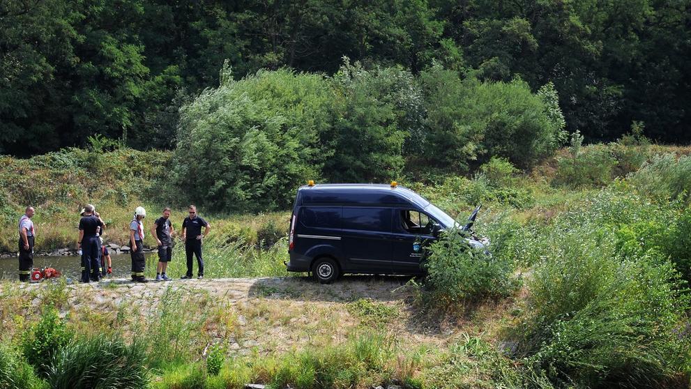 Hasiči v Praze vytahovali dodávku, která sjela do Vltavy - 10