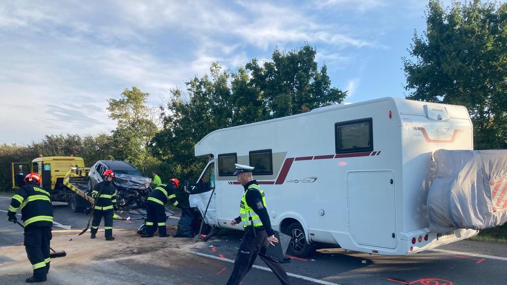 Smrtelná nehoda obytného a osobního auta u Mikulova - 2
