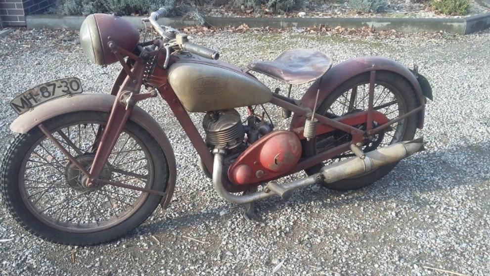 Pátrání po dvou motocyklech, vyrobených v letech 1946 a 1951 - 1