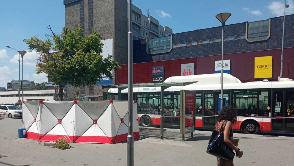 Auto vjelo na zastávku, jedna žena zemřela - 2