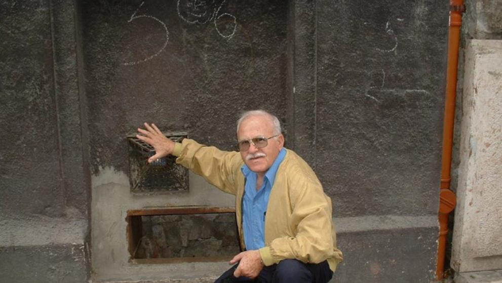 Peter hledá rodinu své zachránkyně - Peter u domu, ve kterém se ukrýval