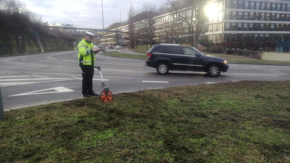 Policejní auto v Praze vyletělo ze silnice (2)