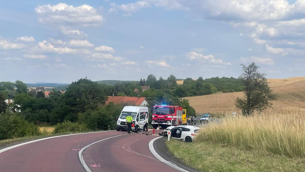 Nehoda minibusu a osobního auta na Lounsku