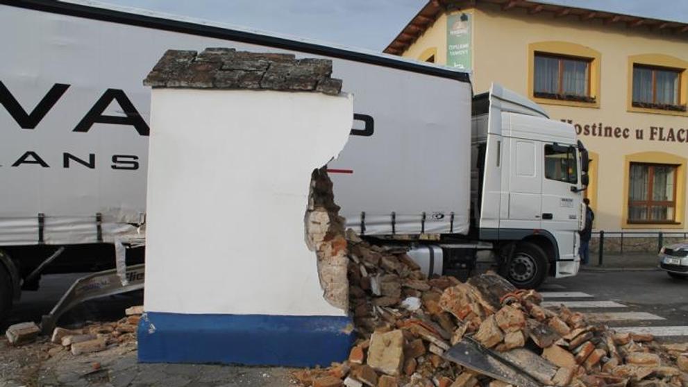 Kamion zboural kapličku ve Strážnici - 2