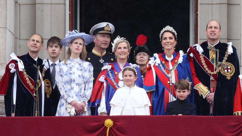 Královská rodina na balkoně Buckinghamského paláce