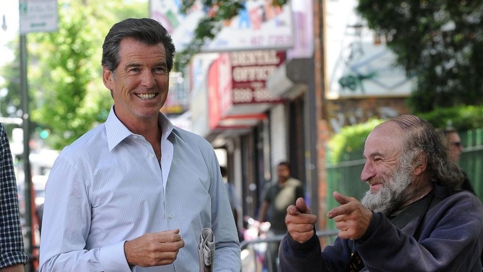 Bezdomovec, který zná všechny celebrity a všechny celebrity znají jeho - Pierce Brosnan