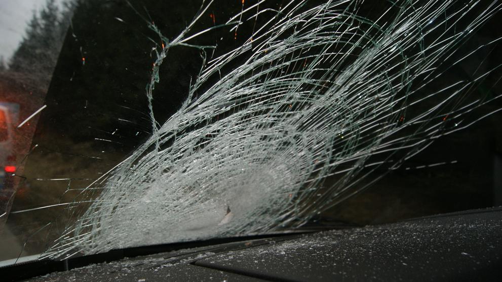 Na auto jedoucí po D1 někdo hodil kámen - 3