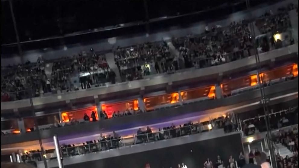 Koncert Jonas Brothers byl narušen laserem (3)