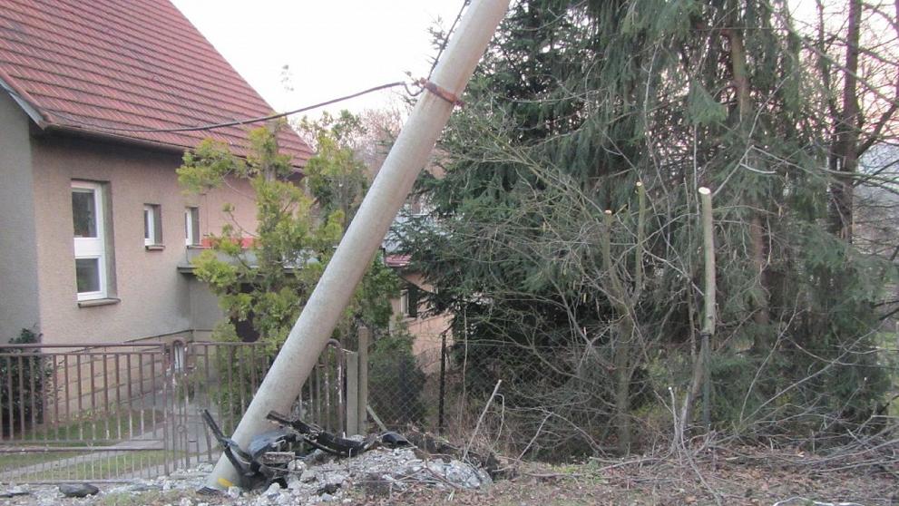 BMW vyletělo ze silnice, přerazilo stromy, porazilo sloup a srazilo dívku