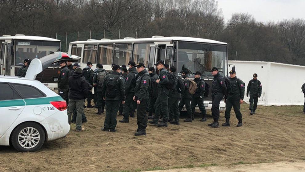Policisté pátrají po vražedné zbrani - 1