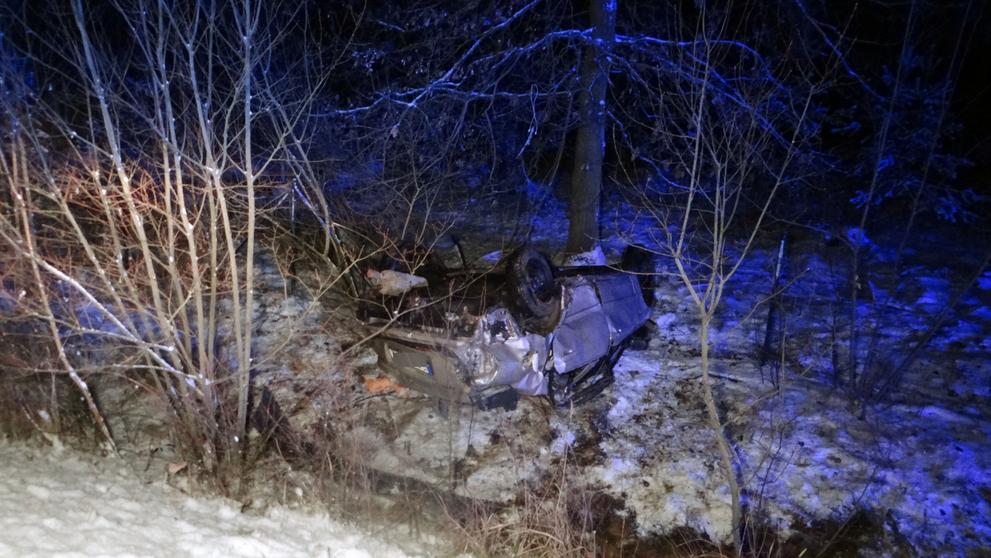Auto skončilo po kotrmelcích v lese, muž měl štěstí, že přežil