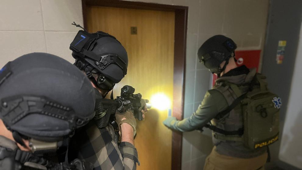 Policisté prohledávají vnitřní prostory univerzity