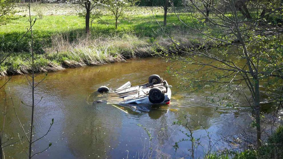 Auto zůstalo převrácené v Divoké Orlici - 3
