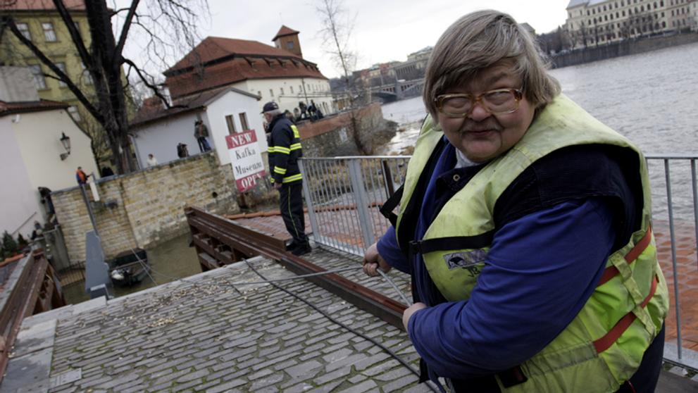 Zavírání protipovdňových vrat na Čertovce.