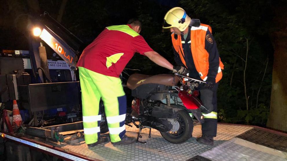 Auto nabralo motocyklistu bokem, ten nepřežil