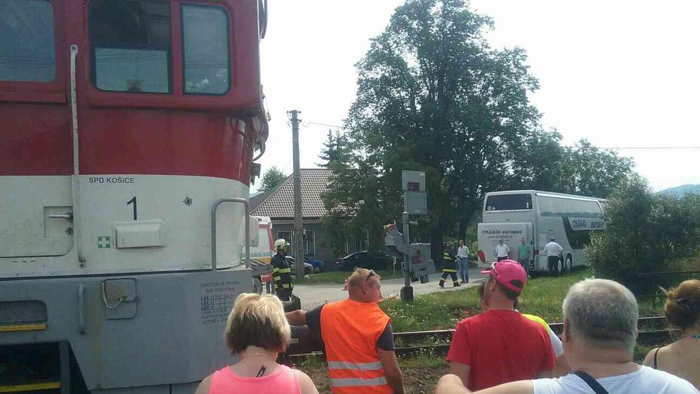 Autobus na železničním přejezdu u Turčianských teplic