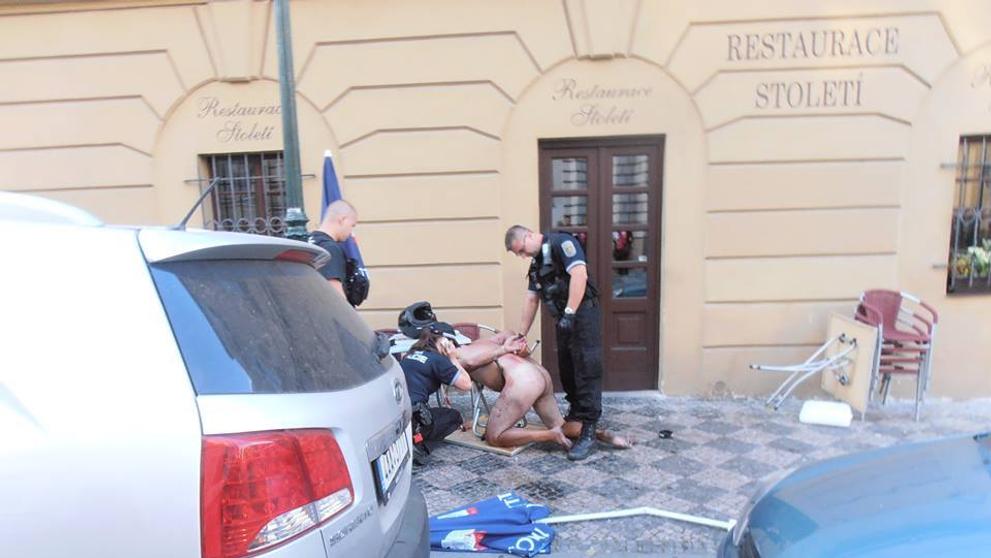 Nahý muž utíkal před strážníky v centru Prahy