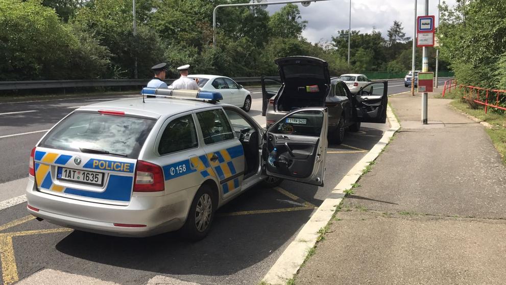 Policisté v Praze honili auto ukradené v Německu - 3