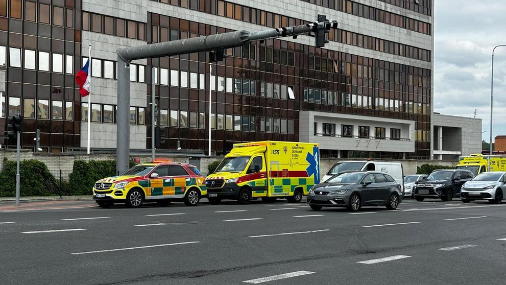 Zásah hasičů, záchranářů a policie v budově BIS v Praze