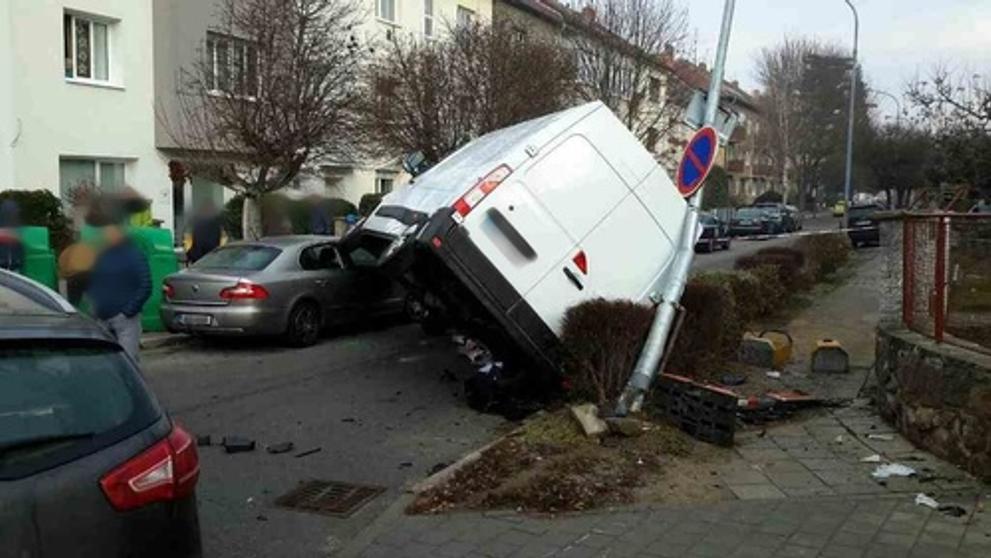 Dopravní nehoda dodávky a dvou aut v Brně