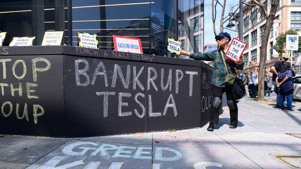 Protesty proti automobilce Tesla