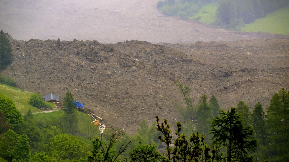 Obrovský kus ledovce pohřbil velkou část vesnice (3)