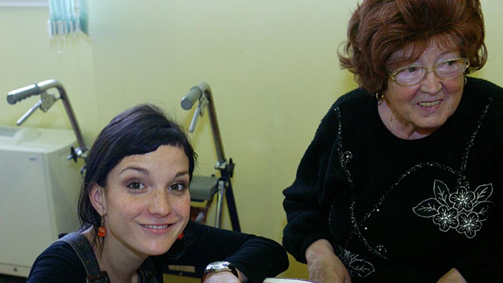 Míša Maurerová se podepisuje v domově důchodců