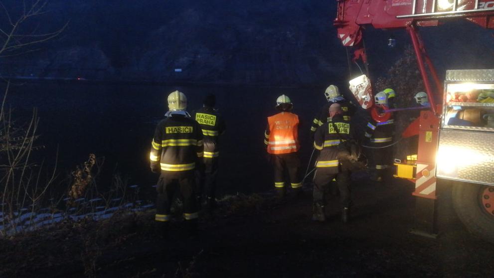 Auto vjelo do řeky - Vrané nad Vltavou