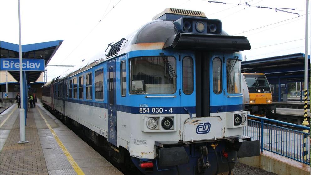 Průvodčí vypadl z vlaku  (2)