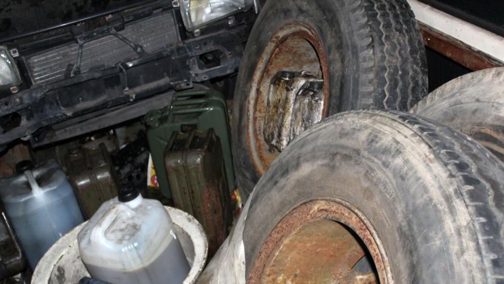 Auto sedělo uprostřed kanystrů a sudů na benzín