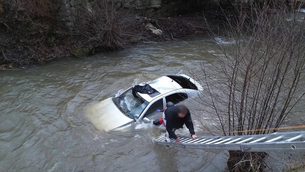 Záchrana řidiče z řeky u Blanska