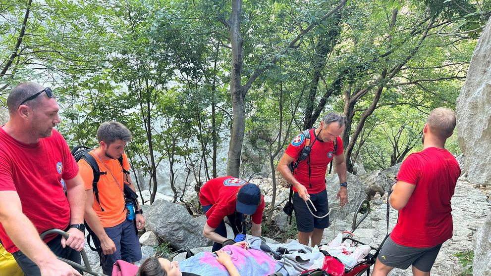 Turistka porodila dítě při túře v Chorvatsku (2)