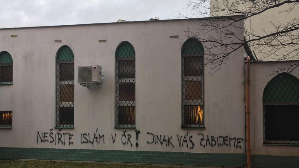 Vandalové poškodili mešitu v Brně výhrůžnými nápisy - 6
