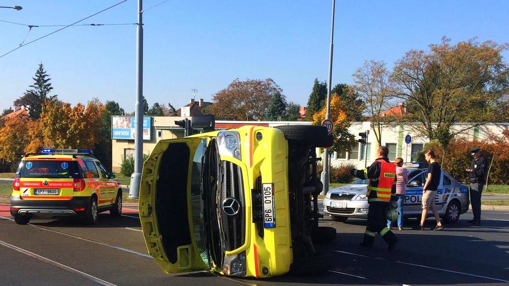 Kvůli uzavírce kolabuje doprava v Plzni. Bourala i sanitka!